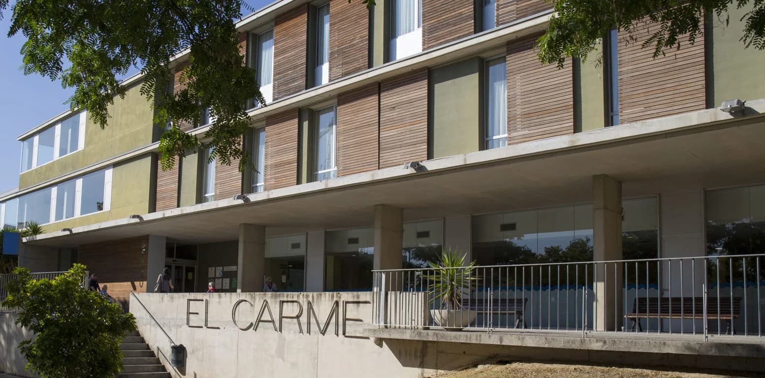 Entrada del centro El Carme de Badalona Serveis Assistencials, con fachada de madera y vidrio